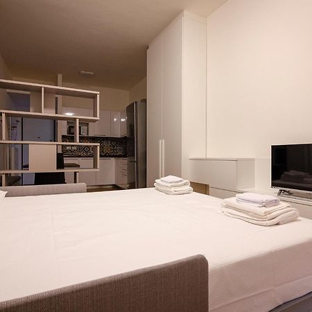 Ugo Bassi Lux Apartment Bologna Bagian luar foto