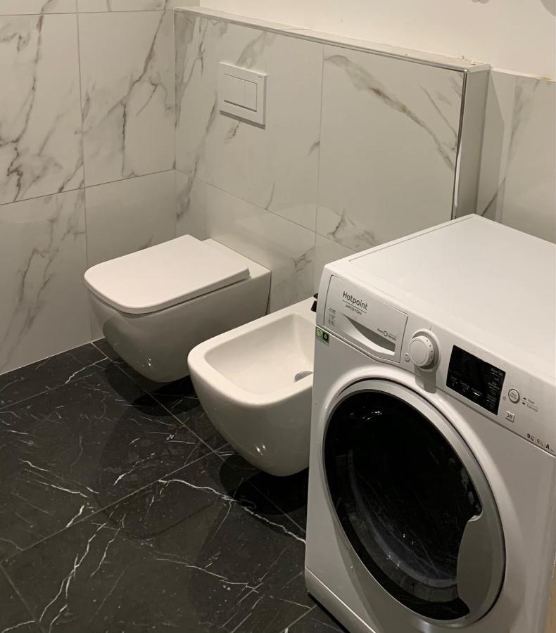 Ugo Bassi Lux Apartment Bologna Bagian luar foto